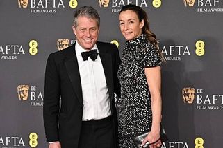 Hugh Grant už 7 let miluje jednu ženu. Je důkazem, že každý chlap se může změnit